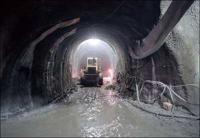 İstanbul Boğazı'nda otomobiller için tüp geçitte son adım