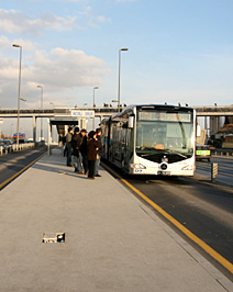Metrobüs karşı yakaya uzanıyor