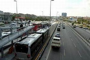 Metrobüs bariyerine çarpan araç yandı