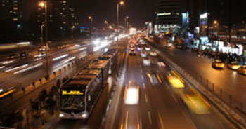 Metrobüs bariyerlerine çarptı