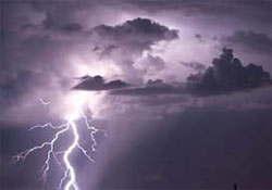 Esenler'e yıldırım düştü: 1 yaralı