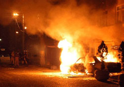 Güngören'de iki araç kundaklandı