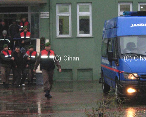 JANDARMA, BOĞAZ′DAKİ KAÇAKLARI HELİKOPTERLE YAKALADI