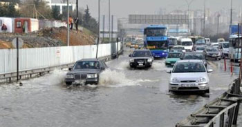Su birikintisi trafiği felç etti
