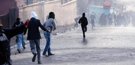 Maltepe'de toplanan bir grup, izinsiz gösteri yaptı.