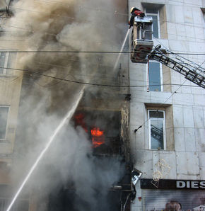 Beyoğlu'nun göbeğinde yangın!