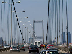 Boğaziçi Köprüsü’nde lastiği patlayan dolmuş, önce bariyerlere daha sonra da ağaca çarptı. Kazada 1’i turist 4 kişi yaralandı.