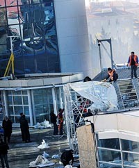 Akmerkez’in ruhsata aykırı yapıları yıkılıyor