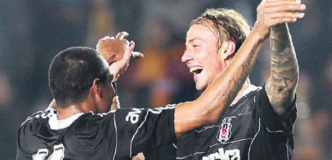 Guti'nin penaltısı ile öne geçen Beşiktaş, Galatasaray'ın belalısı Nobre'nin kafa gölüyle sonuca gidip, lige tutundu
