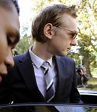 Dünyayı sallayan Assange'ın tutuklanmasının iki kadınla ilgili olduğu ileri sürülüyor....