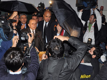 Burhan Kuzu katıldığı konferansta yumurta yağmuruna tutuldu...