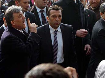 'Burası yeri değil' diye uyardı.