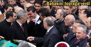 Gözyaşlarını tutamadı.