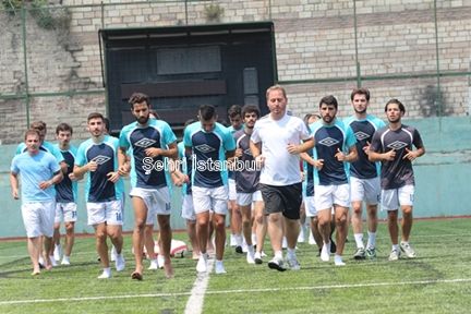 Halide Edip Adıvar sahaya indi