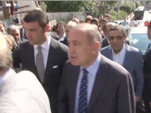 Emir Sarıgül Gürsel Tekin’in aracının kapısını açtı