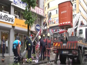 Şişli'de Elektrik Direği Bayraklara Dayanamadı