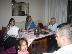 İki odalı rutubetli evdeki iftar