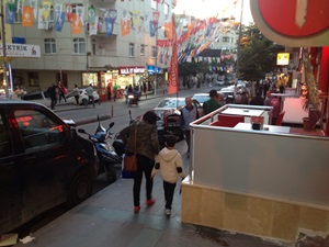 Kaldırımdaki balkona belediye duyarsız