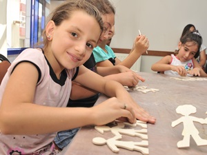 Şişlili çocuklar, oyuncaklarını kendileri yapıyorlar