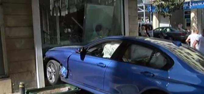 Şişli'de otomobil bankaya çarparak durabildi