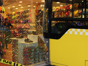 Halk Otobüsü İşyerine Girerek Durdu!