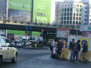 Mecidiyeköy'de Yayalar Caddede Otobüs Bekliyor