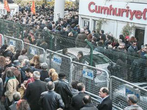 Cumhuriyet Gazetesi'ne destek eylemi