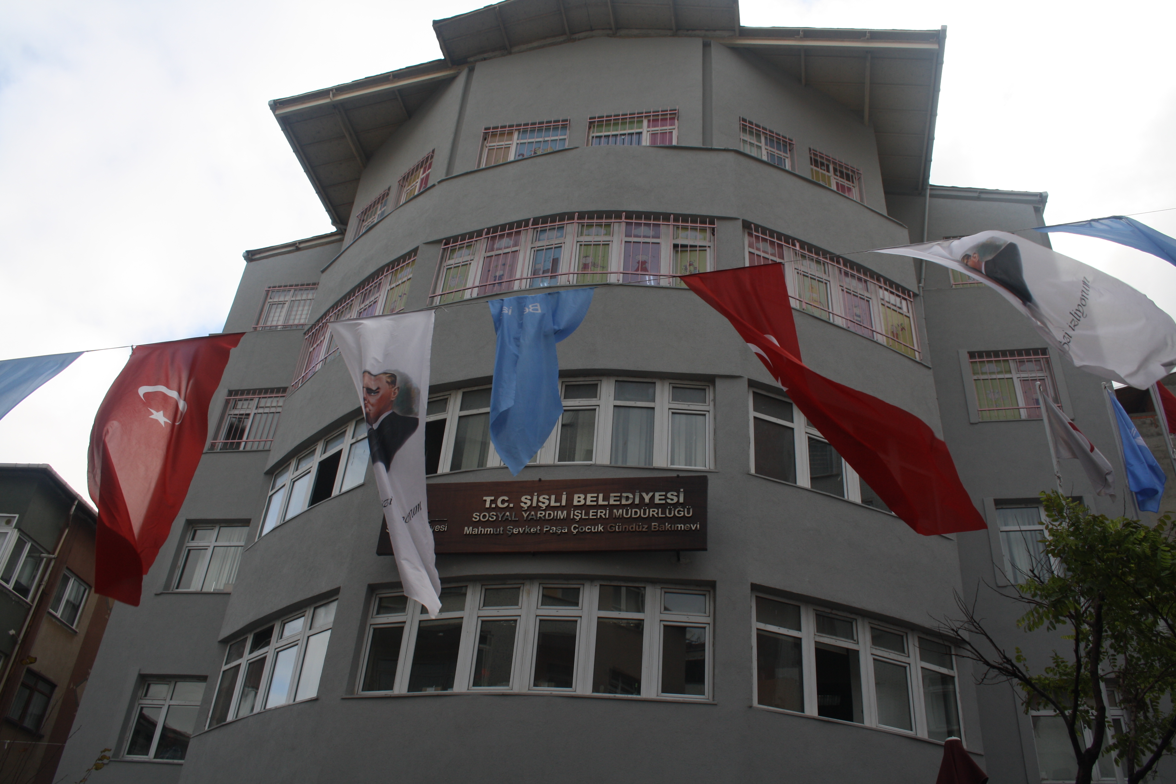 Kadınlar işe çocuklar kreşe