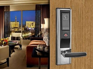 Otel kapı kilitlerinde farklı model ve renk seçenekleri Perkkotek'te